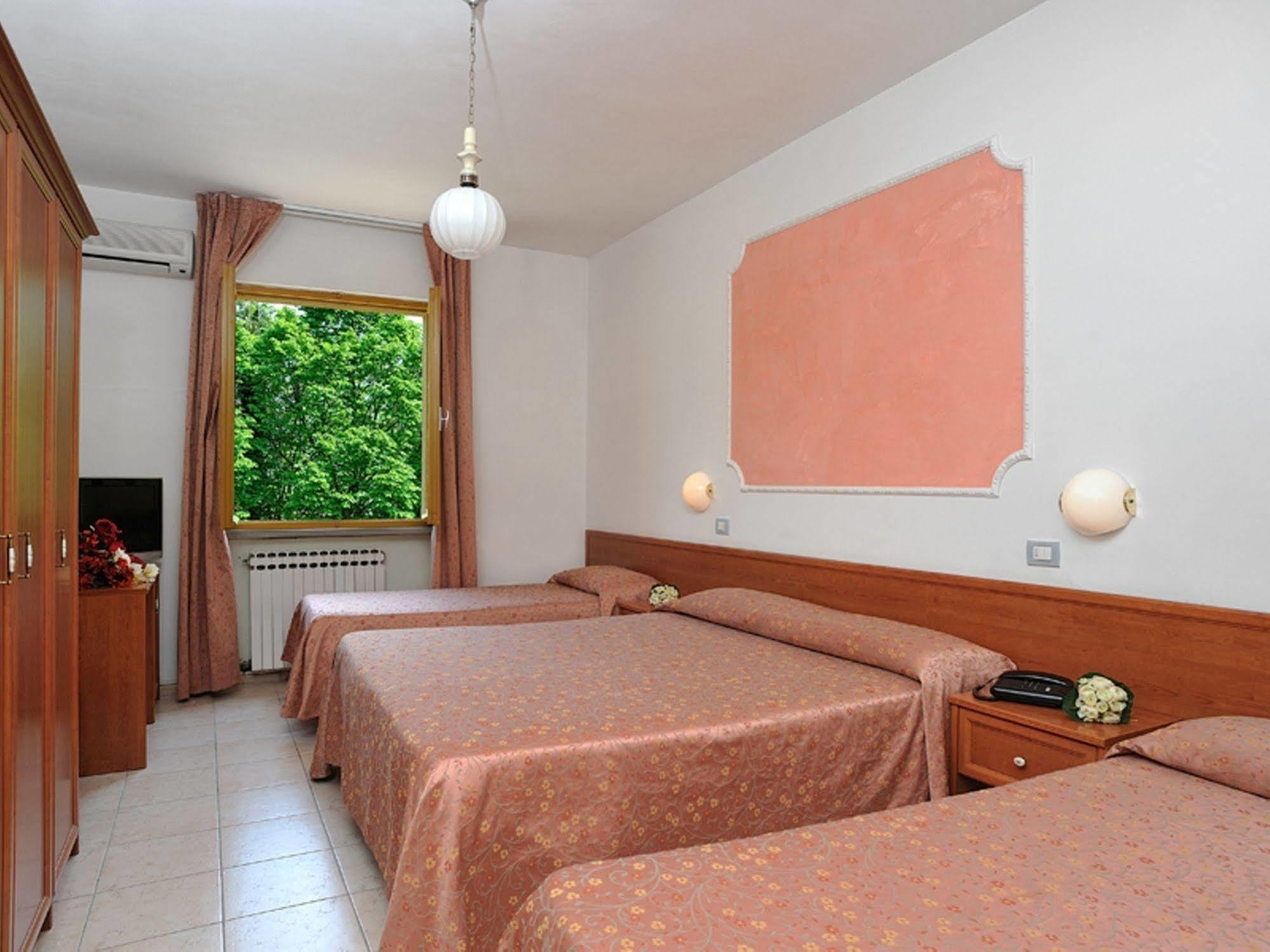 Hotel La Meridiana ウルビーノ エクステリア 写真